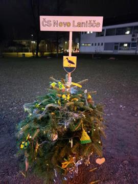 PRAZNIČNA OBČINA ŠKOFLJICA: lokalne skupnosti so okrasile smrečice v drevoredu pri zunanjem igrišču OŠ Škofljica